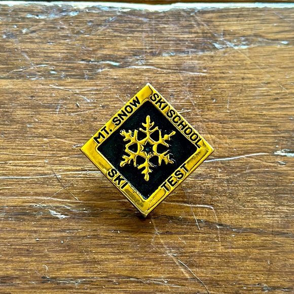MOUNT MT SNOW Vtg Ski School Test Skiing Ski Pin VERMONT Souvenir Travel Lapel - Picture 1 of 3